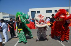 300餘名華人在碼頭熱烈歡迎中國艦隊到達