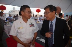 中國駐洛杉磯總領事劉健（右）在軍艦上邂逅美軍華裔士官郭 曉明（左）