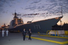 入夜，成串的裝飾燈勾勒出驅逐艦“海口號”的雄姿