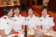 中國海軍的女兵出席聯歡會，一色戎裝更添蓬勃朝氣