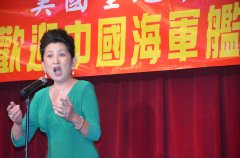 聖地牙哥女高音歌唱家馮偉為海軍官兵演唱“鄉音鄉情“