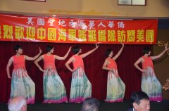 同一群女兵換上舞衣，表演傣族舞蹈“美麗的地方”